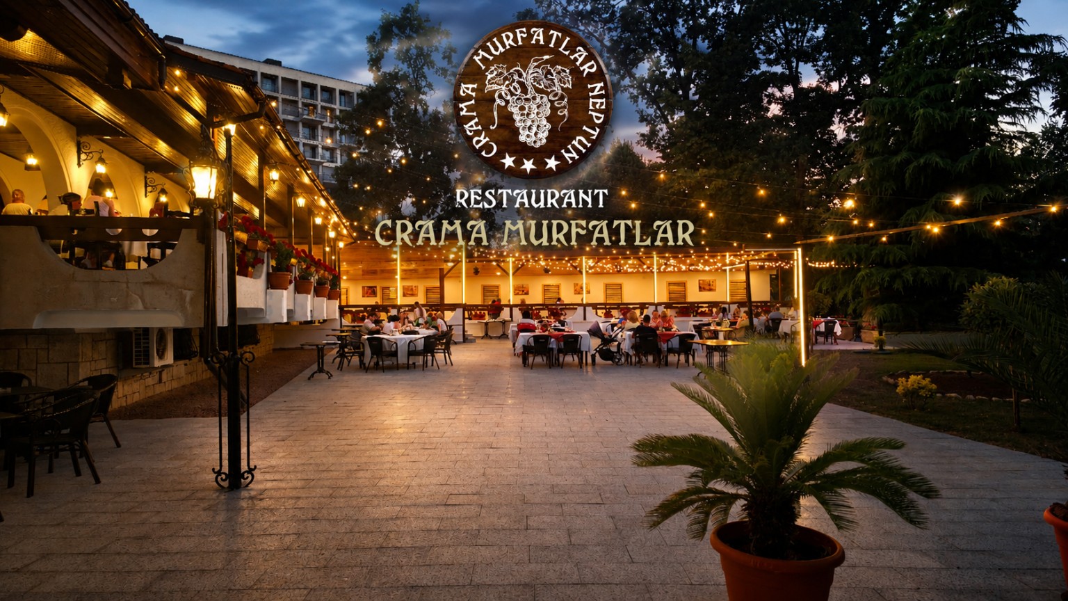 Terasa și curtea restaurantului în lumina caldă a serii