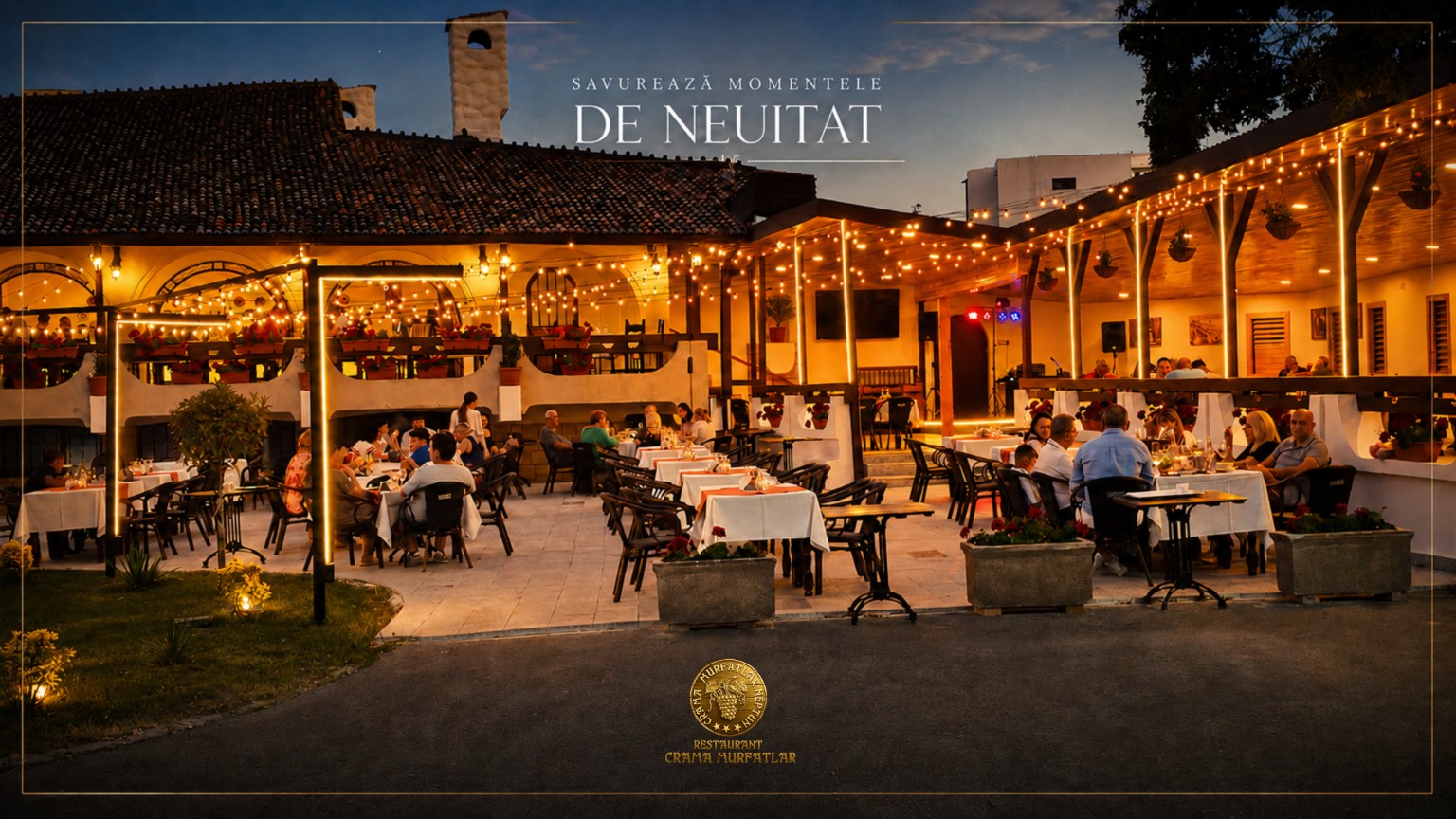 Mesele de pe terasa restaurantului, cu oaspeți și iluminat cald