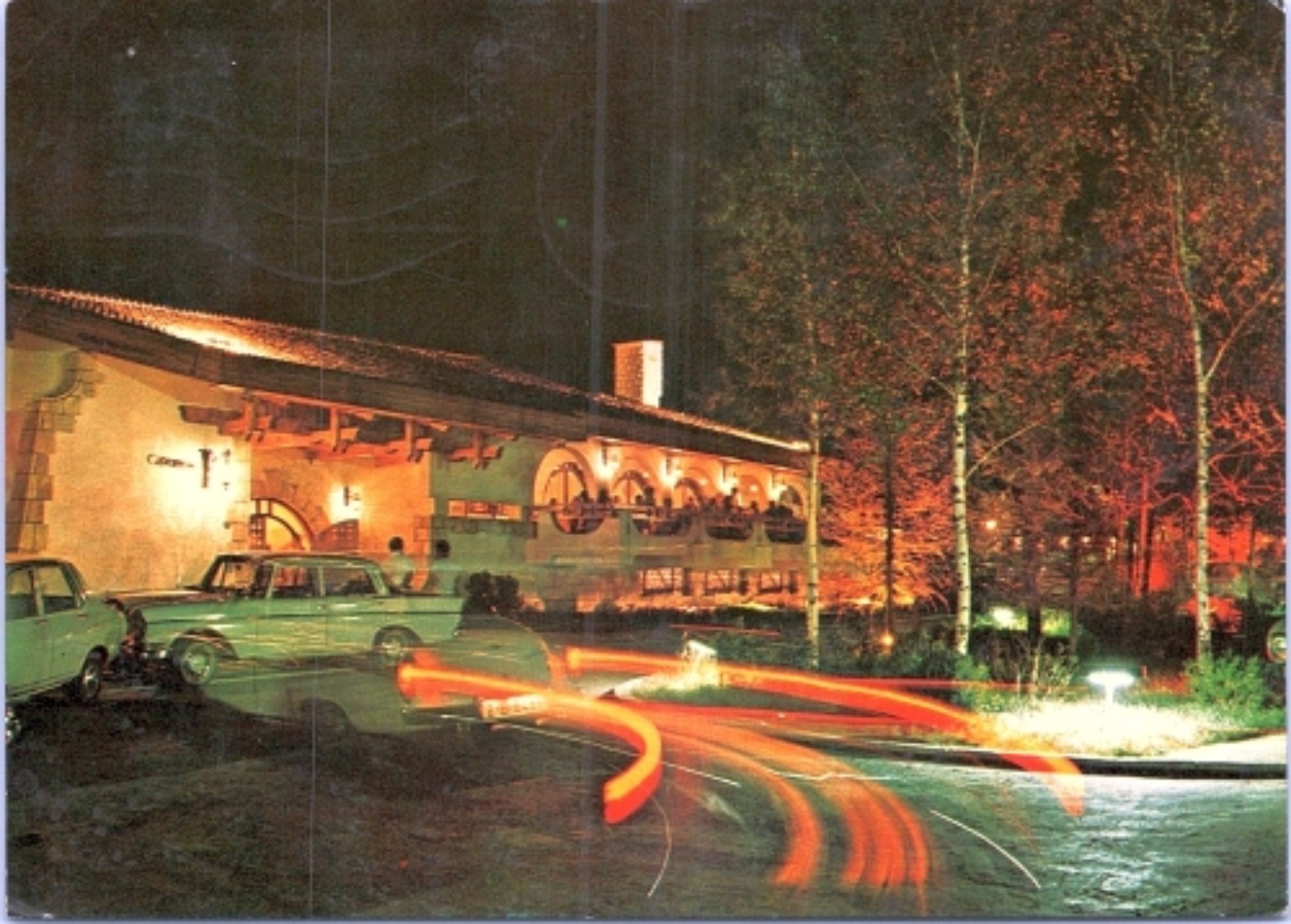 Fotografie veche a Cramei Murfatlar Neptun, cu terasa luminată și automobile în fața restaurantului