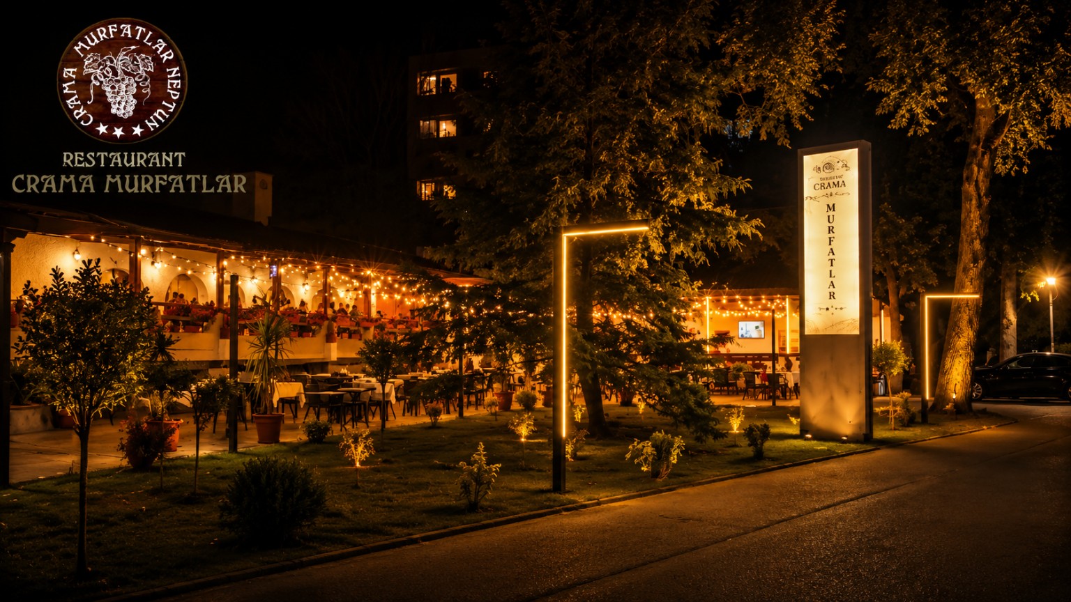 Crama Murfatlar Neptun noaptea, cu terasa și grădina iluminate
